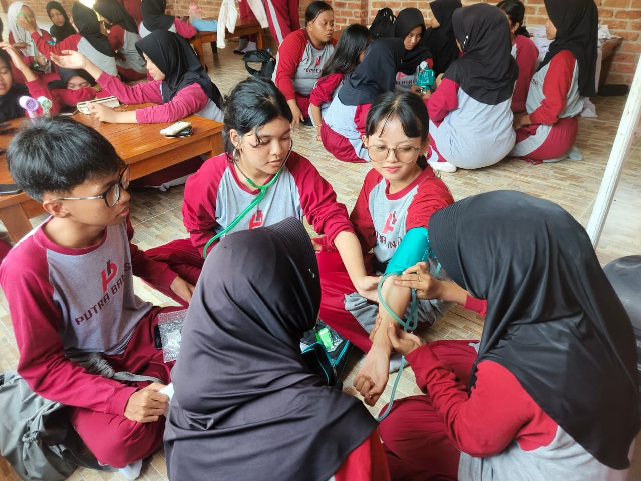 Belajar Menolong, Belajar Peduli: PMR SMKS Putra Bangsa Bontang Kembali Asah Keterampilan Siswa